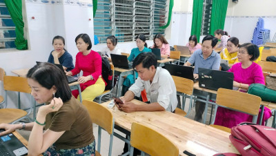 Giáo viên nhà trường tham gia thực hành ngay