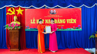 Đ/c Phạm Thị Hồng Quế - Đảng viên phụ trách chi bộ trường  tặng giấy khen chúc mừng