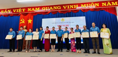 Thầy Nguyễn Thành Phương nhận bằng khen (bìa trái)