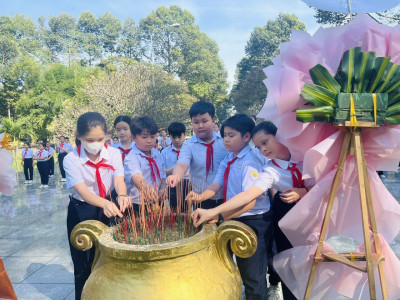 Hoạt động ngoại khóa tham quan nhà tù Phú Lợi