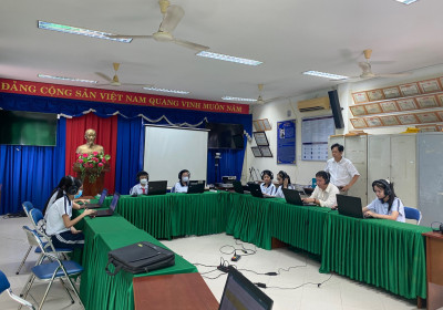 Học sinh đang dư thi