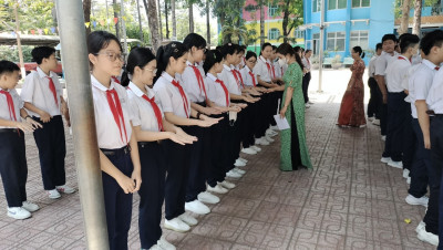 Chi đoàn Giáo viên với công tác kiểm tra tác phong học sinh