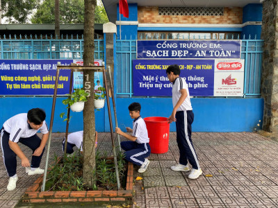Học sinh chăm sóc cây xanh