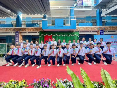 Học sinh nhận huy chương
