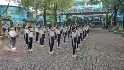 Học sinh chuẩn bị dụng cụ