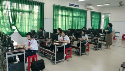Học sinh thi tại phòng tin học của trường