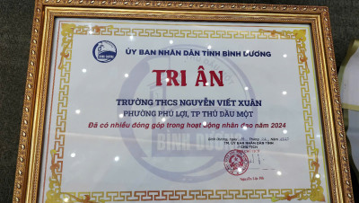 Tập thể sư phạm nhà trường nhận tri ân