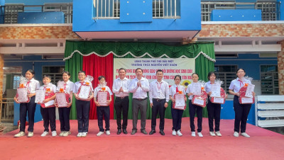 Học sinh nhận giải thưởng  từ trung tâm anh ngữ tự nhiên (Nes)