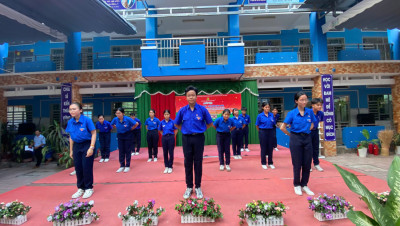 Học sinh đang biểu diễn