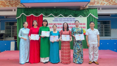 Ban giám hiệu, giáo viên bồi dưỡng nhận giấy khen
