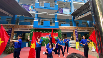 Học sinh đang biểu diễn