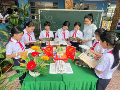 Học sinh tham gia đọc sách