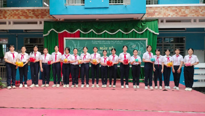 Học sinh đại diện các lớp chụp hình lưu niệm