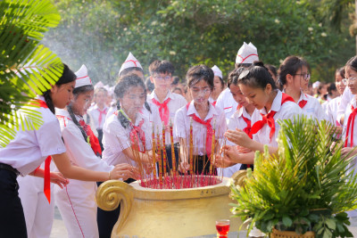 Liên đội trường THCS Nguyễn Viết Xuân tham gia Hội thi “Nghi thức Đội - Chỉ huy Đội giỏi và Múa hát tập thể”