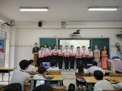 Trao giải cho học sinh