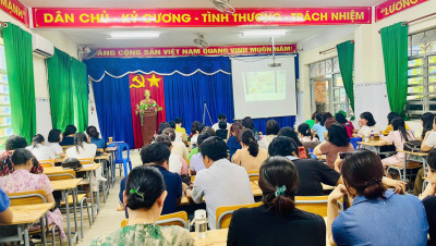 Hội đồng sư phạm nhà trường tham gia học