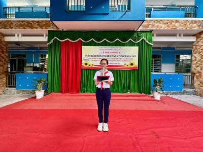 Em Minh Thư lớp 9.6 kể chuyện dưới sân trường