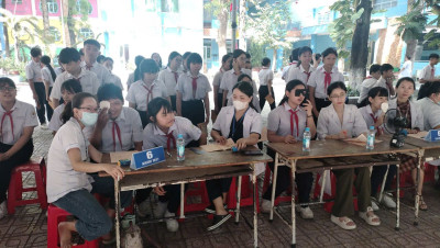 Học sinh được khám mắt