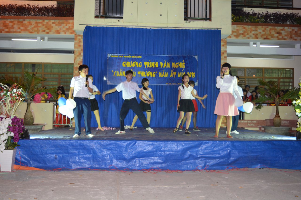 Học sinh tham gia biểu diễu diễn văn nghệ
