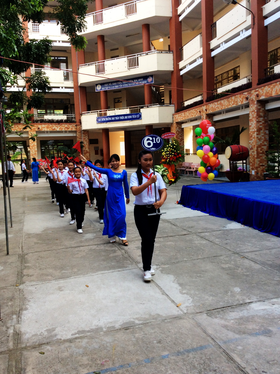 Đón học sinh lớp 6