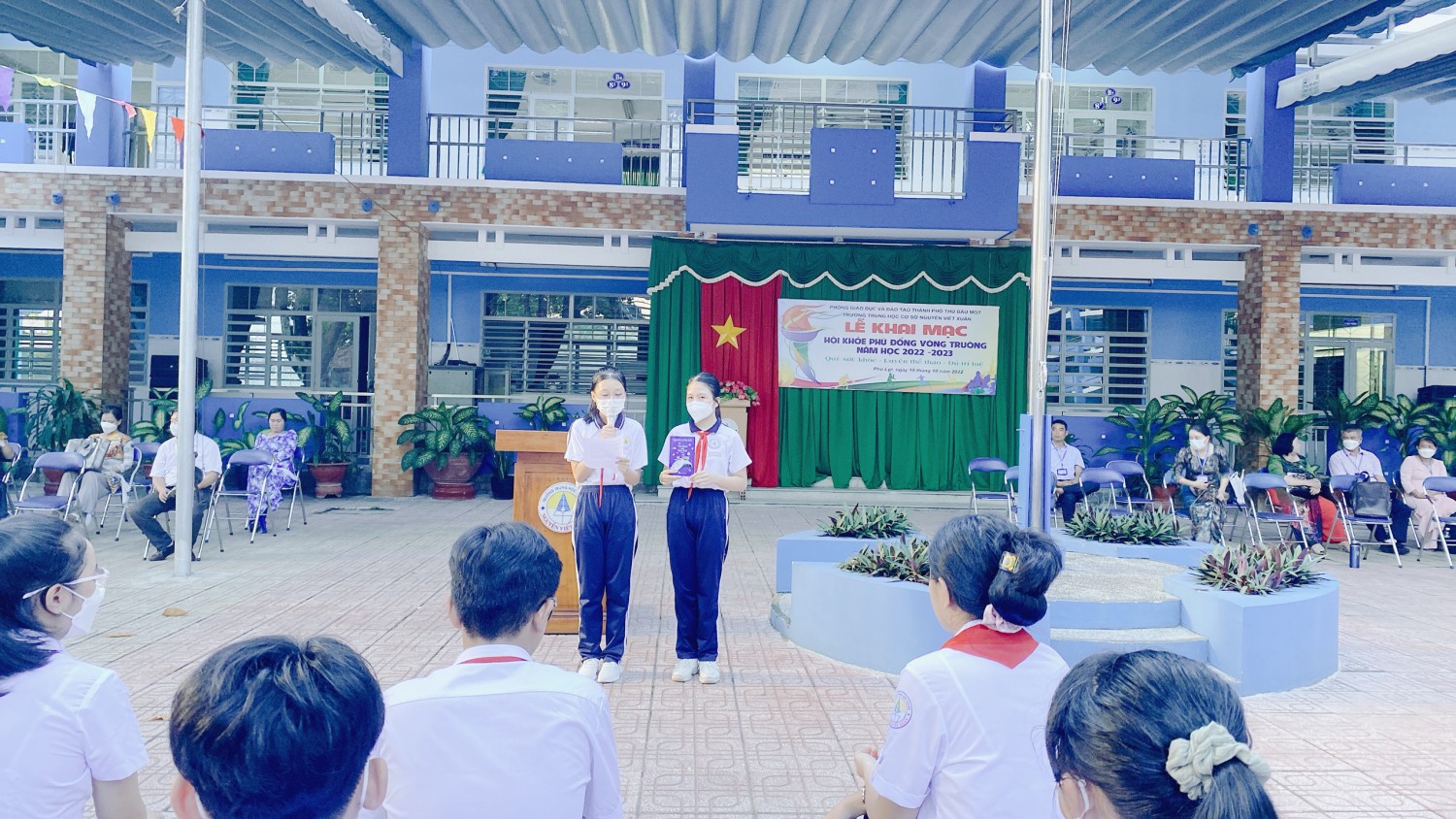 Học sinh lớp 7a2 giới thiệu sách dưới sân cờ