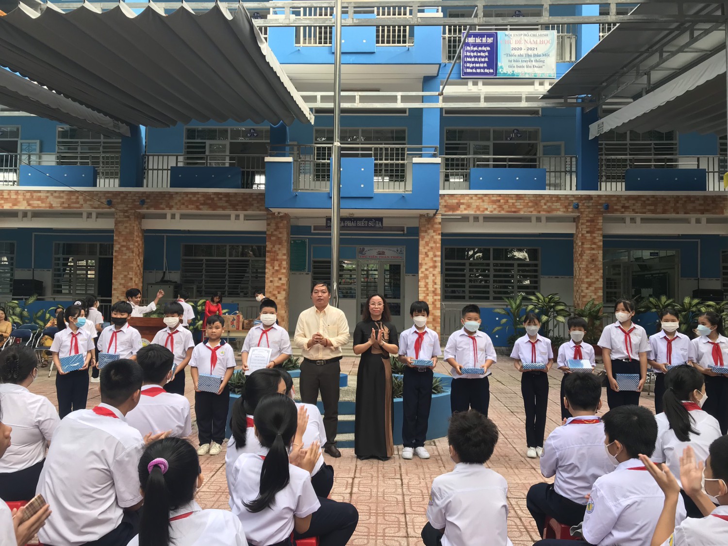 Trao quà cho học sinh khó khăn