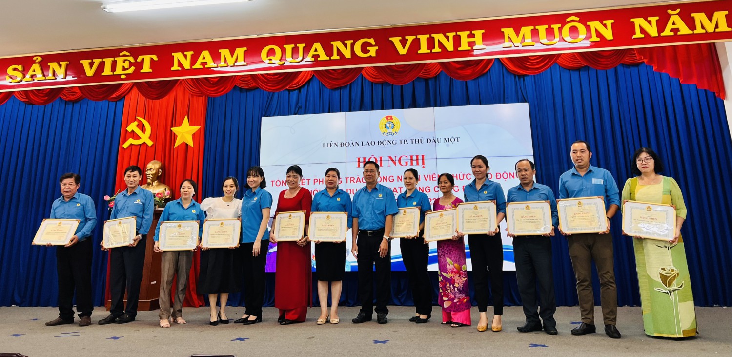 Thầy Nguyễn Thành Phương nhận bằng khen (bìa trái)