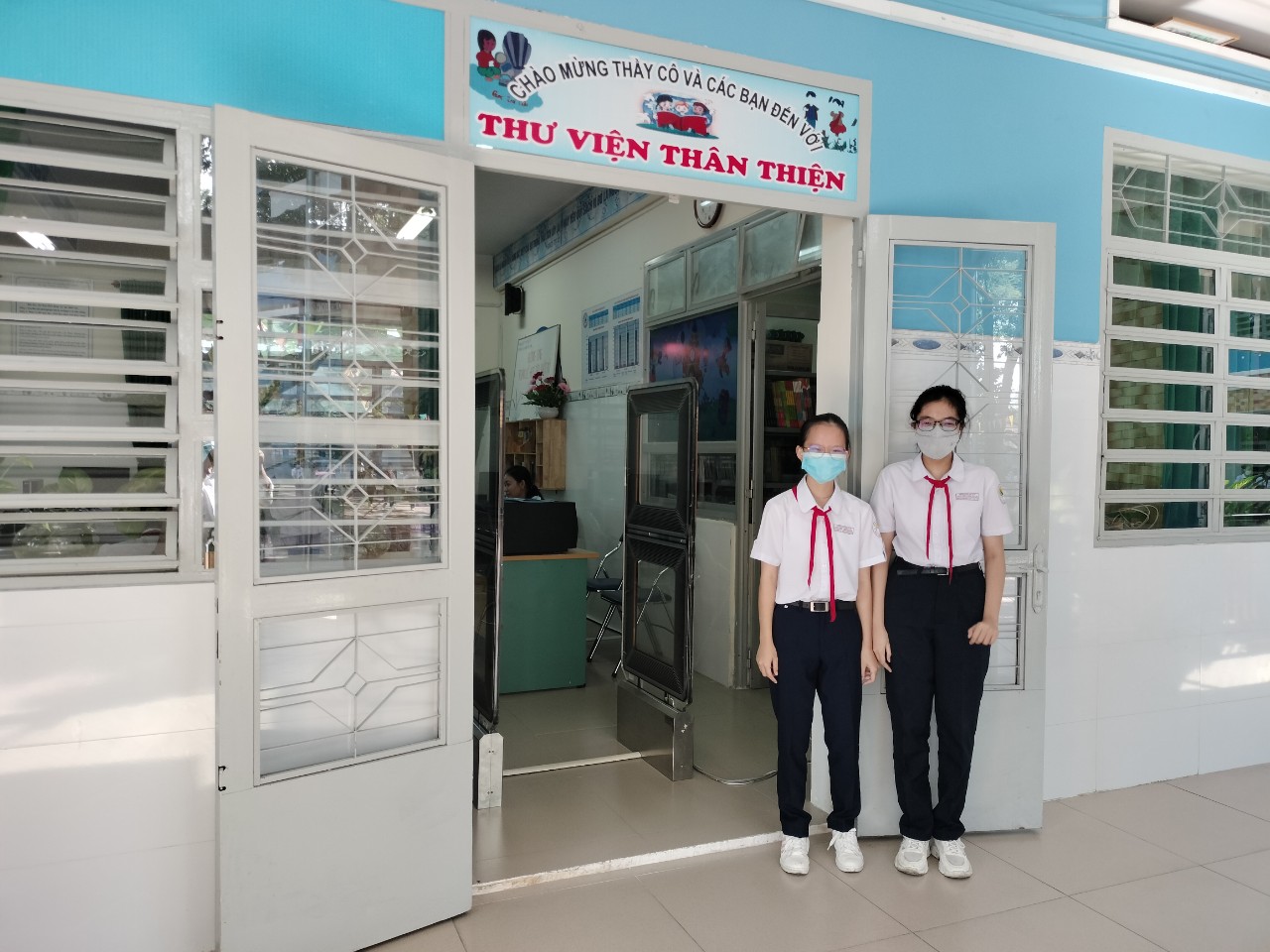 Học sinh đến thư viện đọc sách
