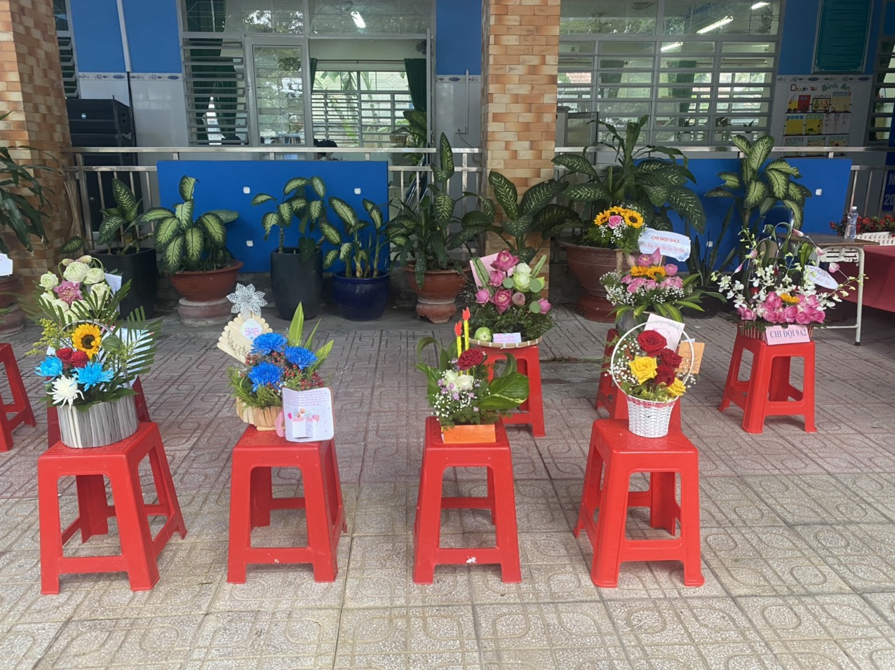 Trưởng THCS Nguyễn Viết Xuân tổ chức cắm hoa chào mừng ngày nhà giáo Việt Nam
