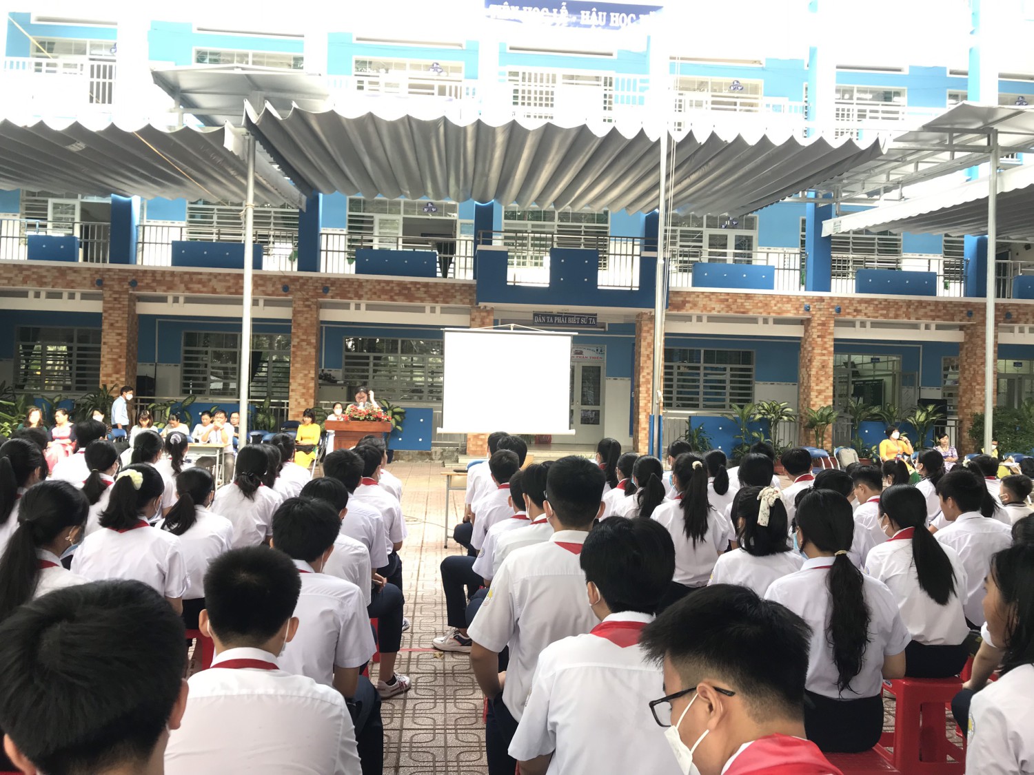 Học sinh tham gia buổi tuyên truyền