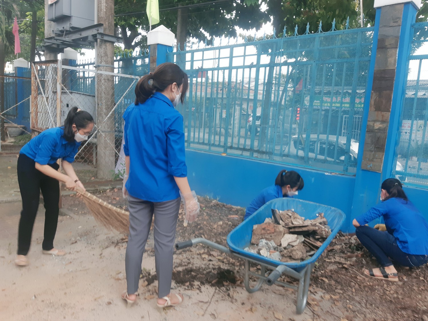 Chi Đoàn trường THCS Nguyễn Viết Xuân phát động phong trào "Xanh - Sạch - Đẹp"