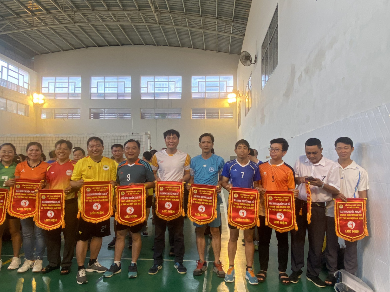 Ban tổ chức trao cờ lưu niệm cho các đội tham dự