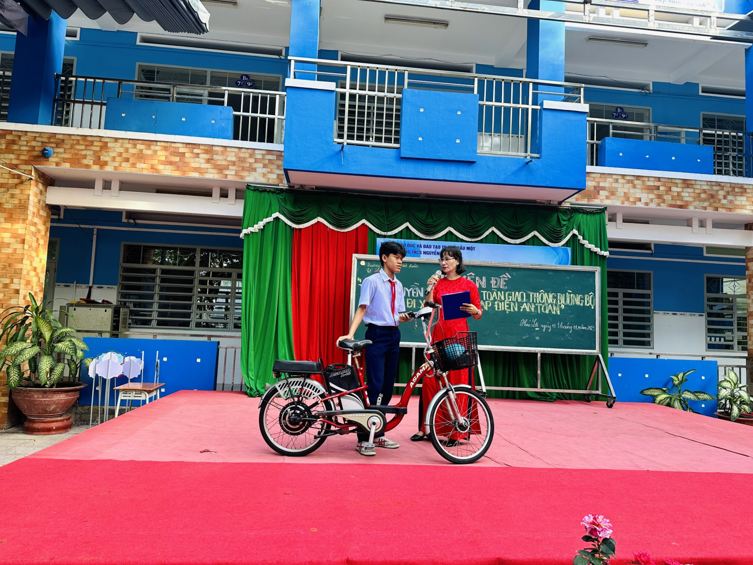 Tổ Sử - Địa - GDCD thực hiện chuyên đề "Tuyên truyền an toàn giao thông năm 2023"