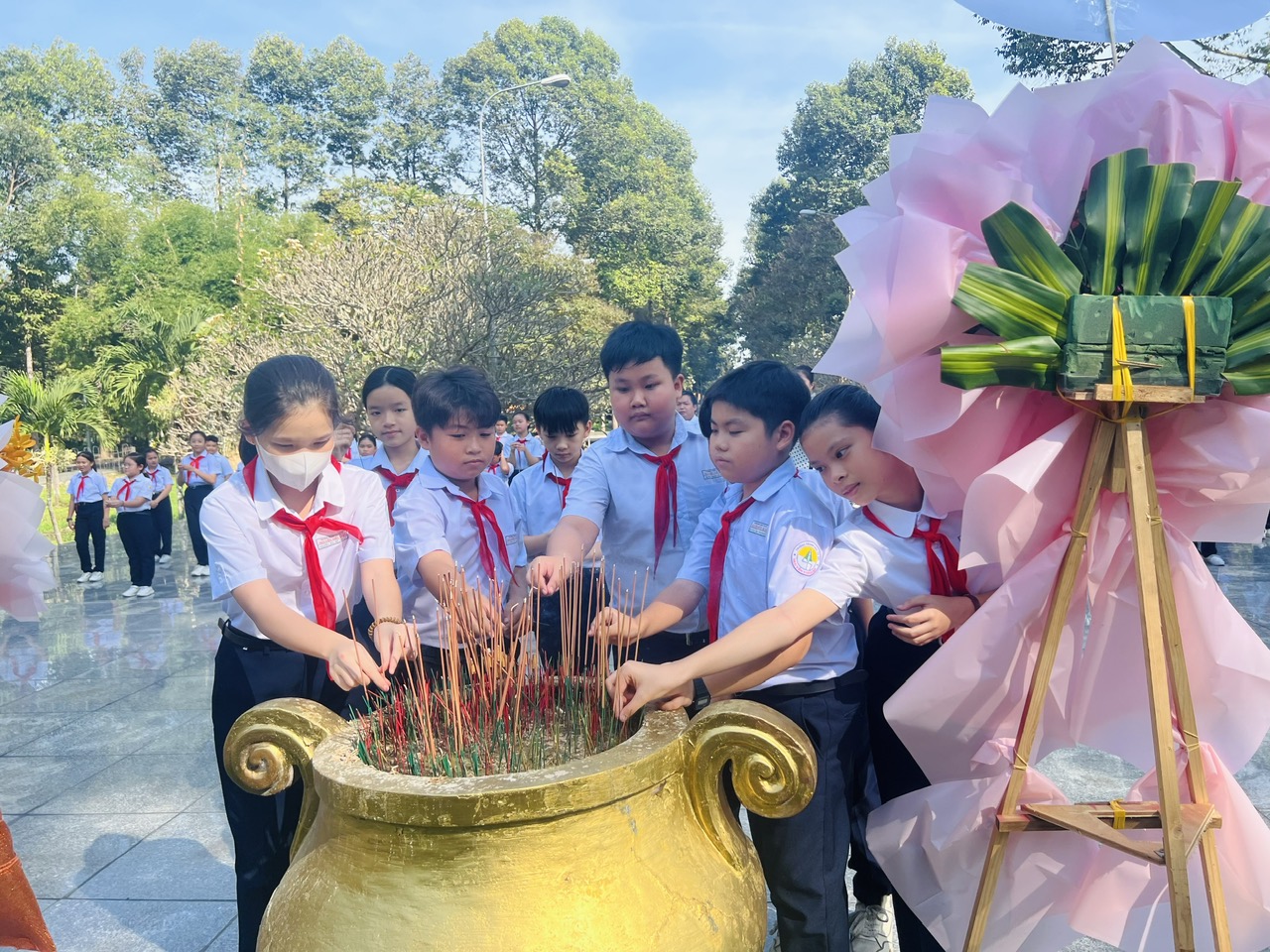 Hoạt động ngoại khóa tham quan nhà tù Phú Lợi