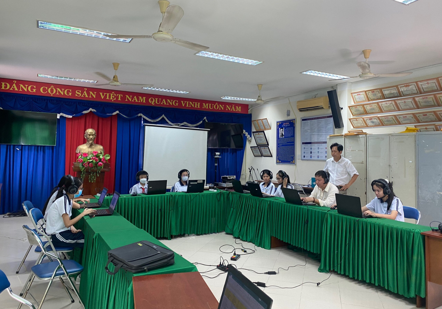 Học sinh đang dư thi