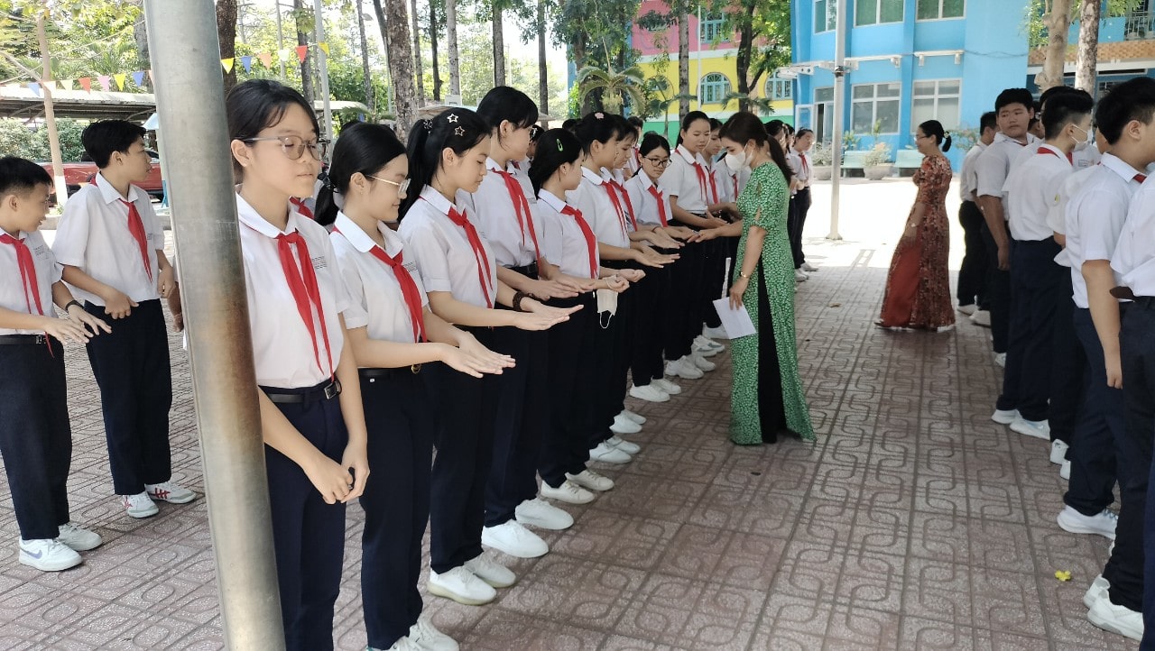 Chi đoàn Giáo viên với công tác kiểm tra tác phong học sinh