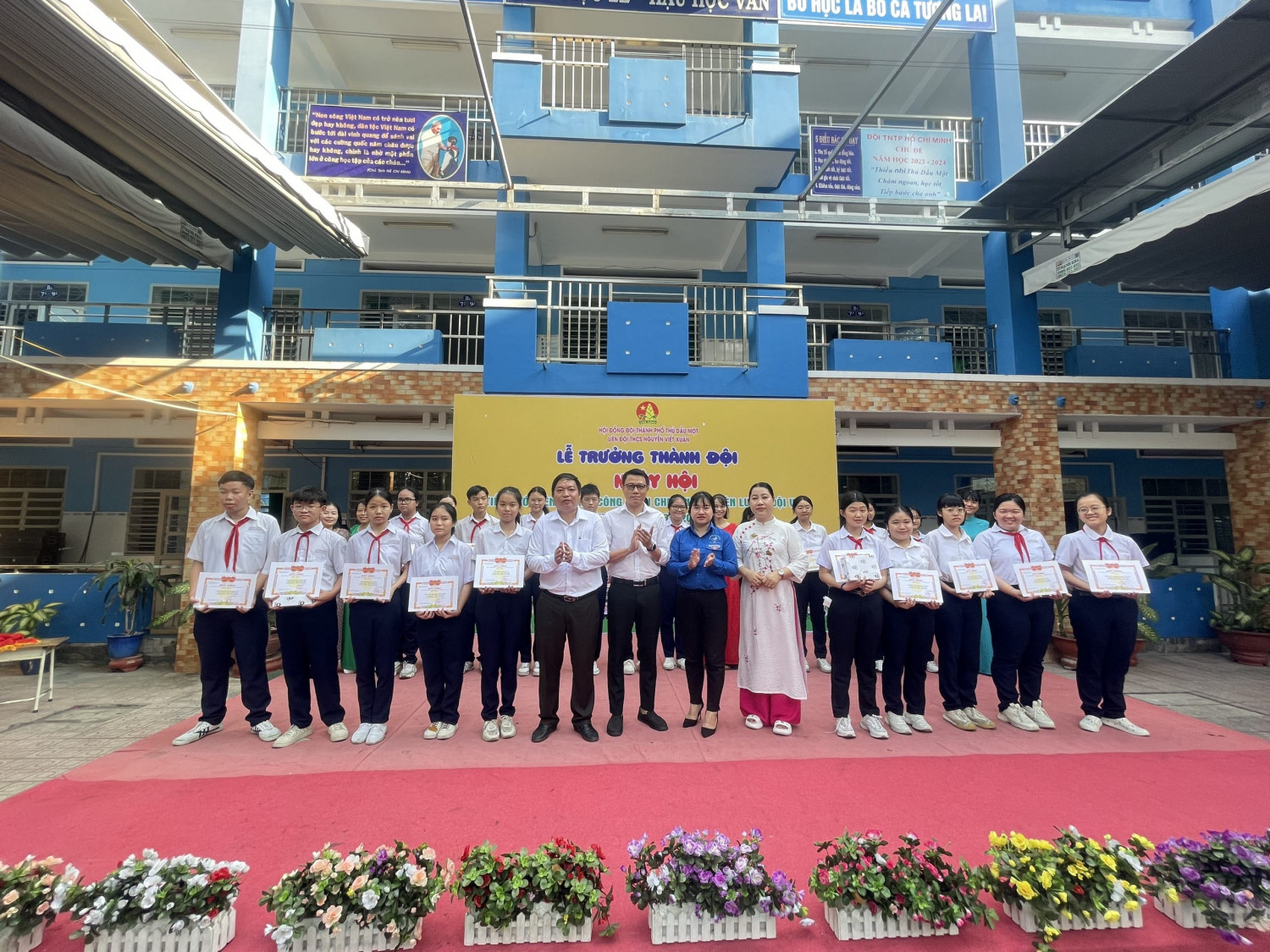 Thầy Phạm Văn Giang - PHT trường Marie Curie, Chị Nguyễn Thị Hồng Quế trao giáy khen và quà cho học sinh