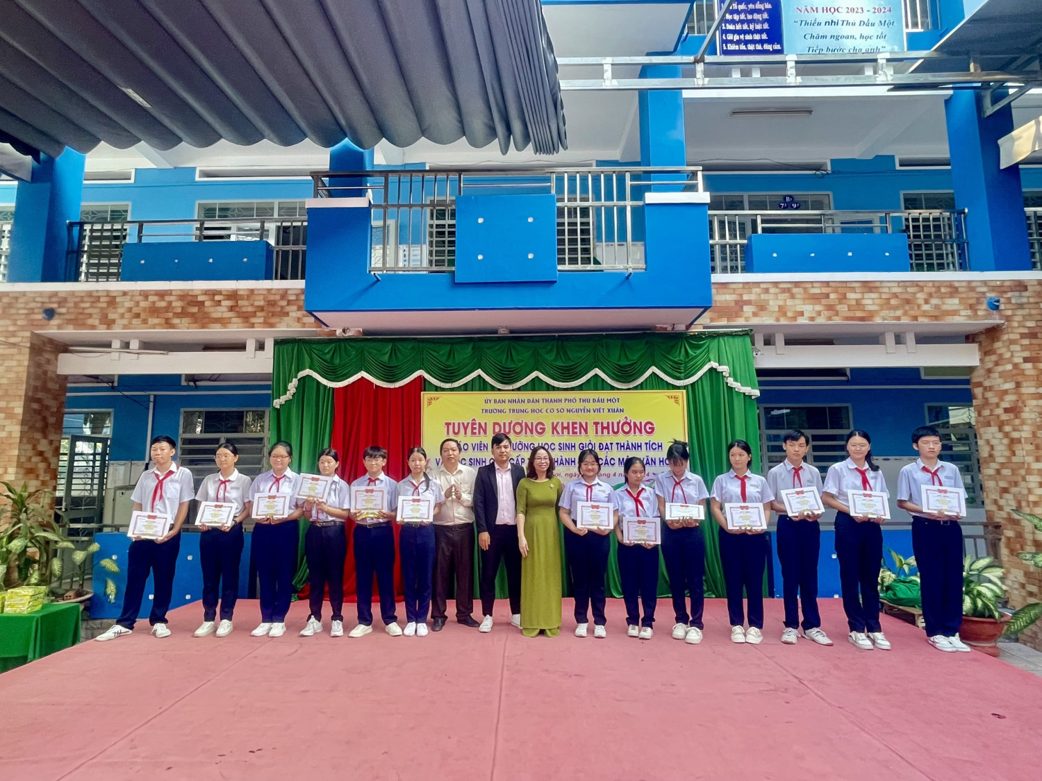 TUYÊN DUƠNG KHEN THƯỞNG ĐỘI NGŨ GIÁO VIÊN BỒI DƯỠNG HỌC SINH GIỎI CÁC MÔN VĂN HOÁ  CẤP TỈNH, CẤP THÀNH PHỐ (NH: 2023-2024)