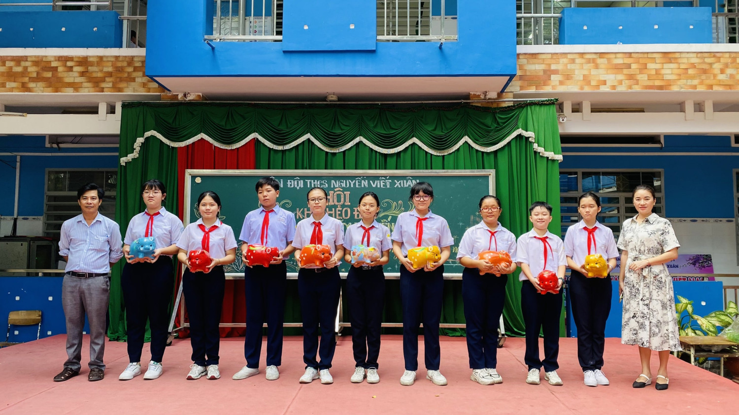 Tổng kết phong trào "Nuôi heo đất gây quỹ khuyến học"