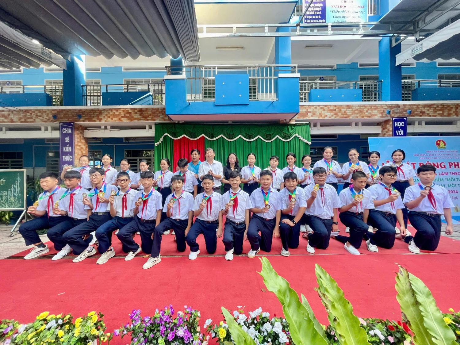 Học sinh nhận huy chương