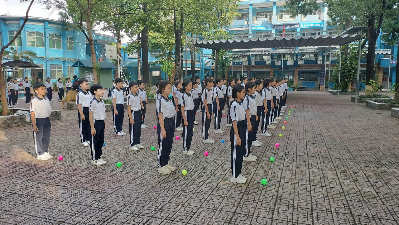 Học sinh chuẩn bị dụng cụ