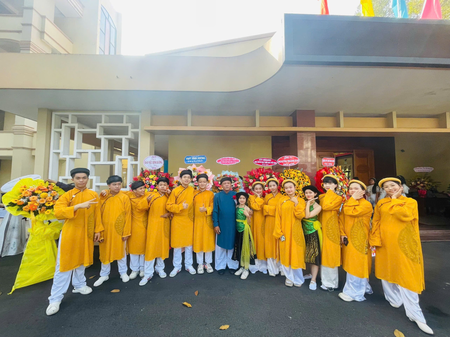 Học sinh tham gia tiết mục văn nghệ