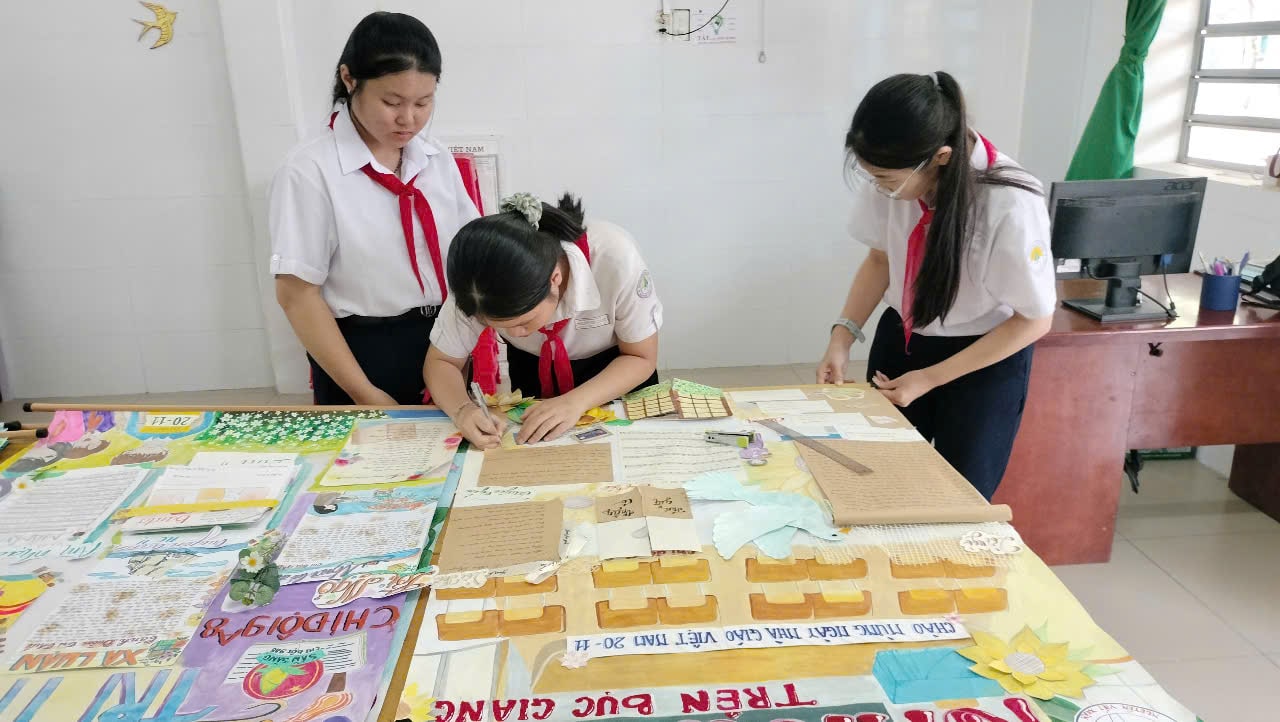 Học sinh thiết kế báo tường