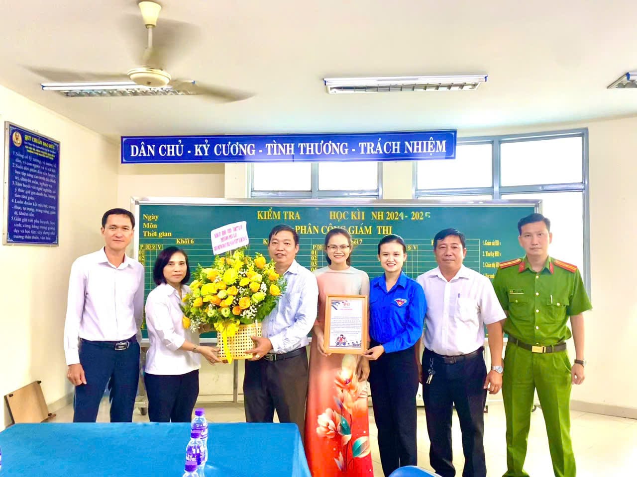 Bà Đỗ Thị Thu Thủy - phó Bí thư, Chủ tịch UBND phường Phú Lợi tặng hoa chức mừng