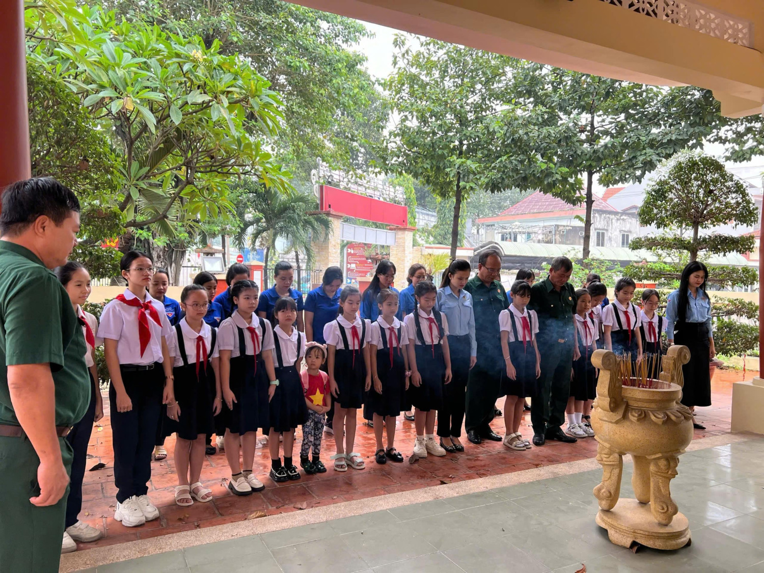 Học sinh viếng đài liệt sĩ phường Phú Lợi