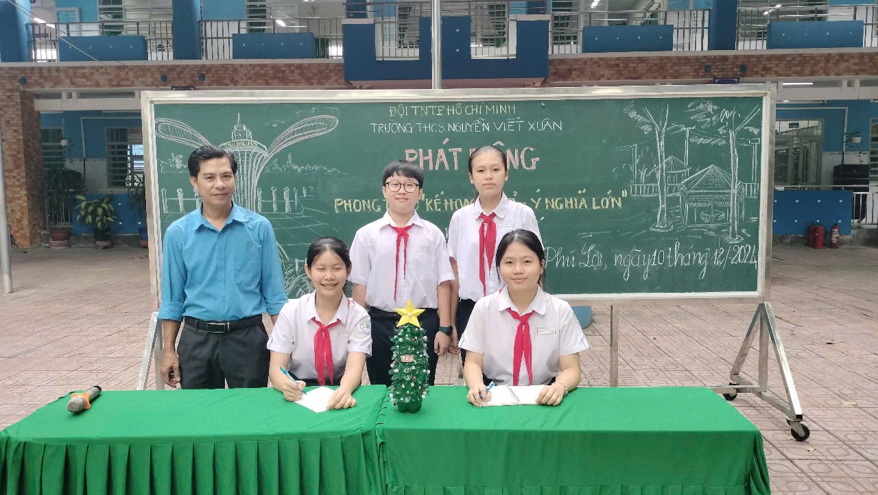 Thầy Tống Đăng Điệu và Ban chỉ huy liên đội thực hiện phát động, thu gom kế hoạch nhỏ