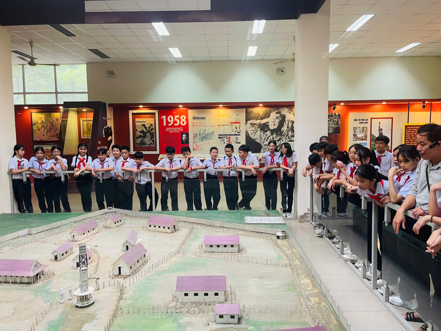 Học sinh tham quan khu triển lãm