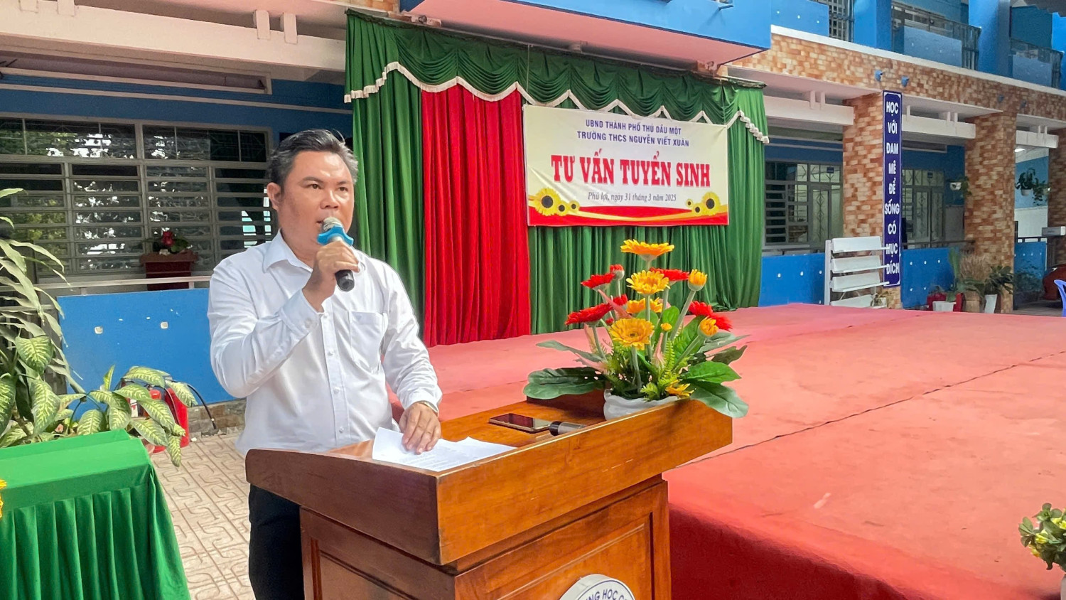 Thầy Đỗ Chí Công - Hiệu trưởng trường THPT Nguyễn Đình Chiểu tư vấn công tác tuyển sinh