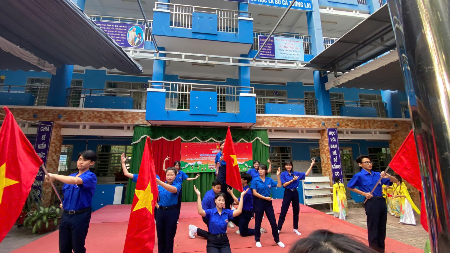 Học sinh đang biểu diễn
