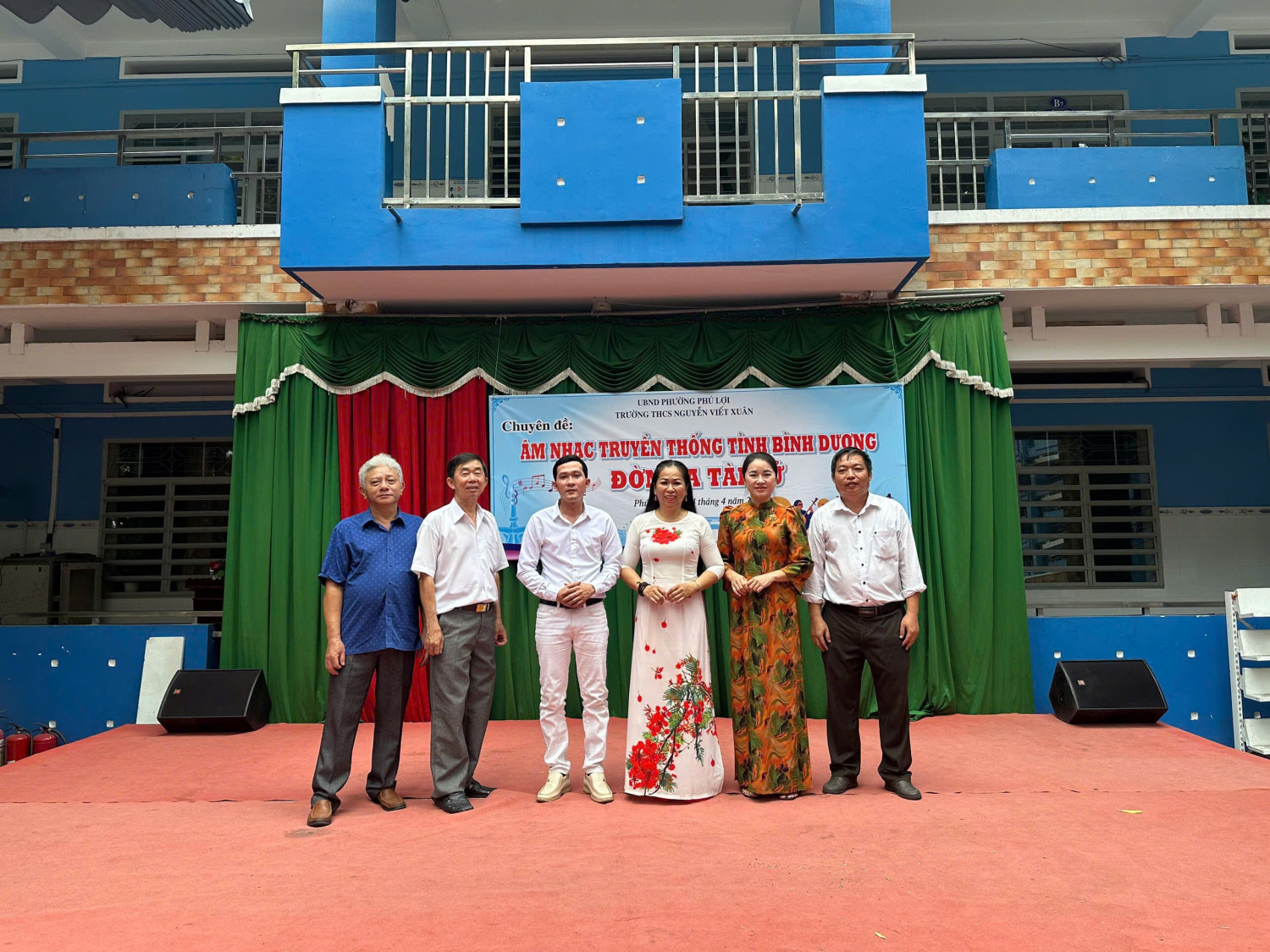 Ban giám hiệu chụp hình lưu niệm cùng các thành viên câu lạc bộ đờn ca tài tử phường Phú Lợi